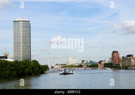 Millbank Tower, Themse und Lambeth Bridge von Vauxhall Bridge, London, England, UK Stockfoto