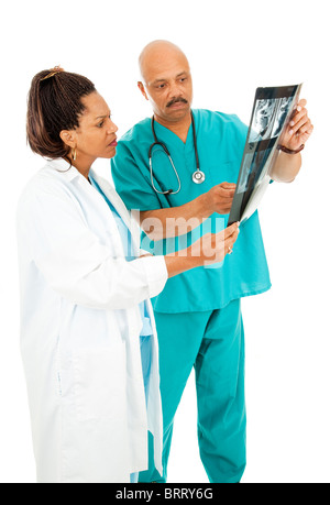 Ernst afrikanische amerikanische Ärzte medizinische Röntgenaufnahmen des Patienten zu überprüfen. Isoliert auf weiss. Stockfoto