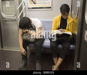 Auf dem Weg zur Schule Ausbildung von Studenten, die eine New Yorker u-Bahn fahren am Morgen. Stockfoto