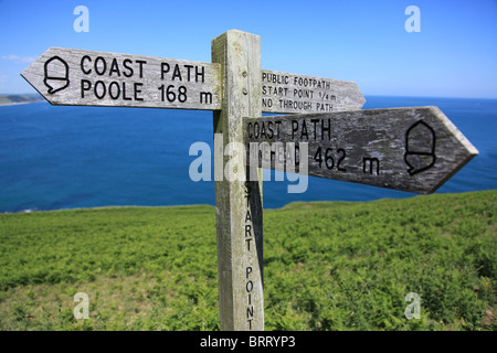 Wegweiser auf South West Coast Path auf Startpunkt, Devon Stockfoto