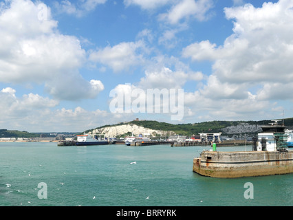 Die Autofähre geschäftigen Hafen von Dover und die berühmten weißen Klippen von Dover in Kent, UK Stockfoto