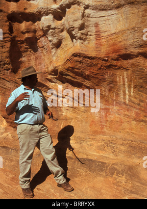 Aboriginal Ranger interpretiert Felskunst, Mutawintji (ehemals Mootwingee) National Park, Outback New South Wales, Australien Stockfoto