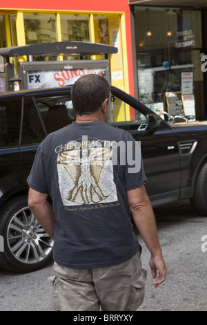 T-shirt-Anzeige für Chiropraktik mit einer Illustration von Leonardo da Vince gehen. Bürgersteig, New York City. Stockfoto