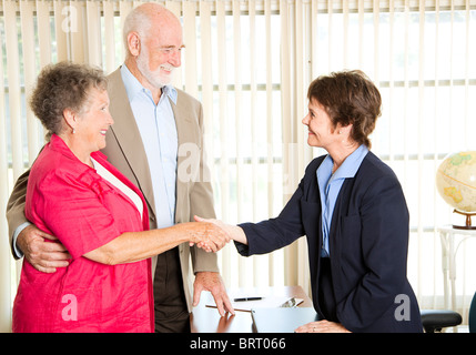 Älteres Paar trifft sich mit einem freundlichen Finanzberater. Stockfoto