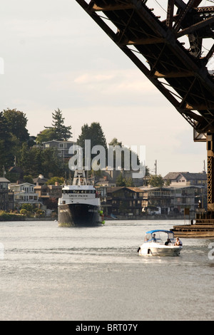 Fischkutter und Freizeit Boot am Ballard Locks Lake Washington Ship Canal Seattle WA USA Stockfoto