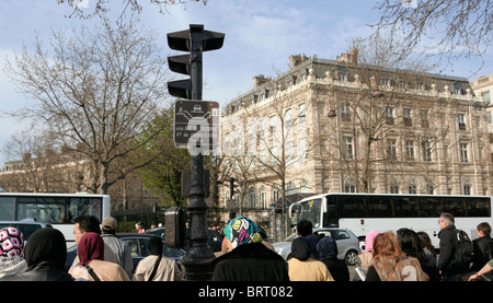 Touristen am Place Charles de Gaulle in Paris. Stockfoto