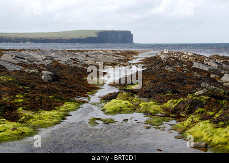 Ansicht von Marwick Head und die Kitchener Denkmal (nur sichtbar) von der Causeway Brough of Birsay, Orkney, Schottland Stockfoto