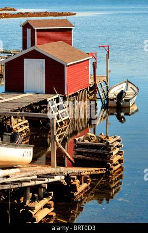 Blick auf den malerischen Hafen in einer kleinen Bucht mit Fischerei-Hafen, Boot, Steg und hölzerne Hütte am Durrell, in der Nähe von Twillingate, Neufundland, Ca Stockfoto