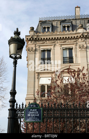 Antike Lampen-Pfosten und alte Gebäude in der Nähe von Place Charles de Gaulle oder de l ' Etoile zu platzieren. Stockfoto