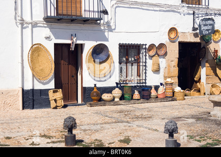 Ubeda, Provinz Jaen, Spanien. Körbe und Keramik außerhalb Souvenir-Shop. Stockfoto