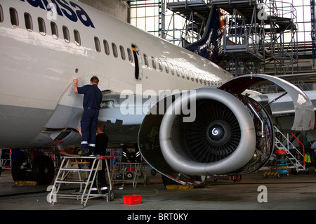 Wartung von Lufthansa Boeing 737 der Lufthansa Technik AG in Berlin-Schönefeld Flughafen, Berlin, Deutschland, Europa Stockfoto