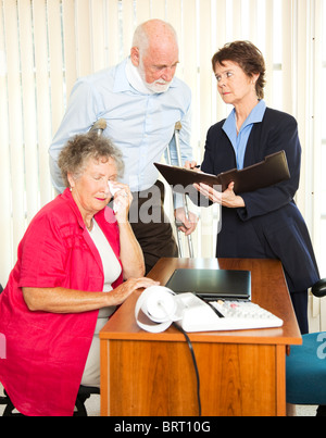 Verletzten senior Mann und seine Frau aufgeregt Treffen mit einer Körperverletzung Anwalt. Stockfoto