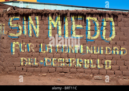 Graffiti auf Adobe Brick Wände in der Stadt von Tiwanaku, Bolivien. Stockfoto