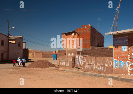 Graffiti auf Adobe Brick Wände in der Stadt von Tiwanaku, Bolivien. Stockfoto