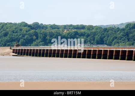 Der Kent-Viadukt bei Arnside erstreckt sich über die Mündung des Flusses Kent zu Grange über Sand. Stockfoto