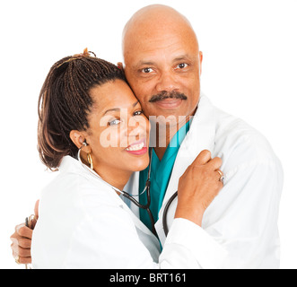 Männliche und weibliche Ärzte in der Liebe. Isoliert auf weiss. Stockfoto