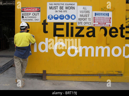 Bauarbeiter im harten Hut auf einem Gelände in Melbourne CBD in Victoria, Australien Stockfoto