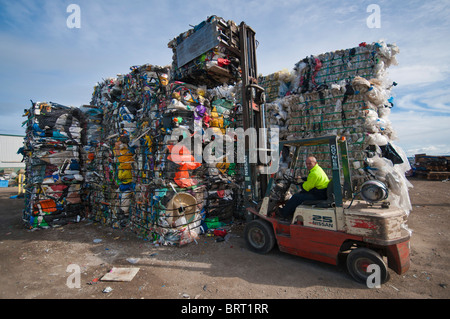 Stapeln von einer Tonne Ballen aus Kunststoff mit einem Gabelstapler auf ein Kunststoff-recycling-Anlage in Geelong, Australien Stockfoto