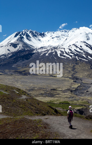 Ein Wanderer genießt den Anblick des Mt. St. Helens Johnstone Grat in Mount St. Helens National Volcanic Monument, Washington. Stockfoto