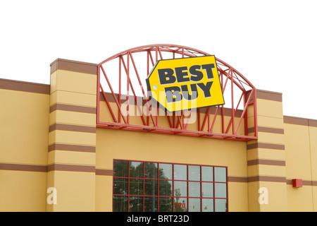 Der Haupteingang und das Logo Marke Zeichen für ein Best Buy Einzelhandel Elektronik-Geschäft an einem bewölkten Tag bewölkt. Stockfoto