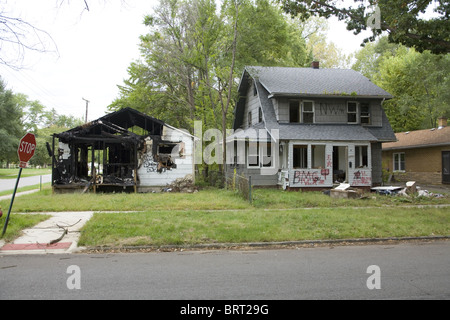 Abandon-Häuser sind ein alltäglicher Anblick in vielen Teilen von Detroit, Michigan. Brightmoor Abschnitt. Stockfoto