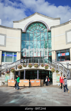 Street Scene außerhalb Eingang zum Queens Arcade Shopping Center in Cardiff (Caerdydd), Glamorgan, South Wales, UK, Großbritannien Stockfoto