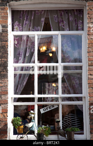 Cafe mit Schild "geöffnet" auf eine Snickelway vor The Shambles York City of York Englands. Foto: Jeff Gilbert Stockfoto