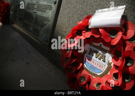 Mohn Kranz zum Gedenken an den d-Day Landungen von Normandie Veterans Association, Arromanches, Nornamdy, Frankreich gelegt. Stockfoto