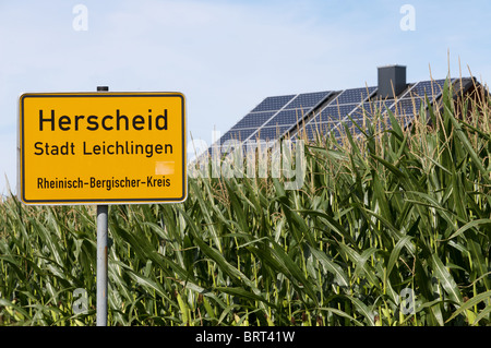 Labyrinth für die Erzeugung von Biogas in der Nähe ein Haus gewachsen mit Solaranlagen ausgestattet Stockfoto