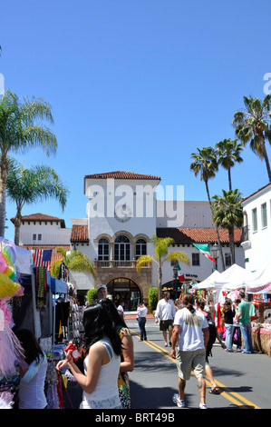 Feier des mexikanischen Cinco De Mayo (5. Mai), Santa Barbara, Kalifornien USA - Anbieter verkaufen Souvenirs, Kunst & Geschenke Stockfoto