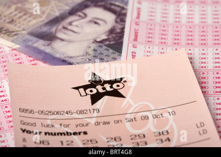 UK britischen national Lottery Lotto Ticket mit hacken und zwanzig Pfund-note Stockfoto