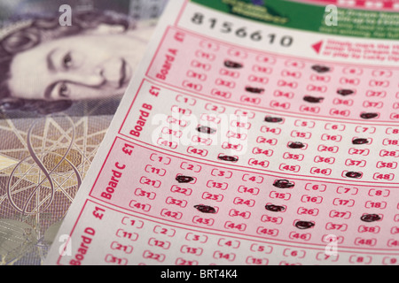 UK-britischen national Lottery Lotto Tipps und zwanzig Pfund-note Stockfoto