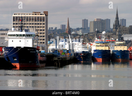 Aberdeen Harbour mit Ölindustrie Schiffen beschäftigt. Stockfoto