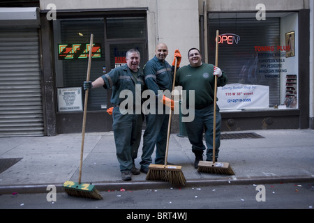 Sanitation Arbeiter zur Verfügung, um Aufräumen nach der Koreanisch-Day-Parade in New York City. Stockfoto