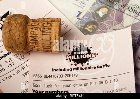 Großbritannien britische nationale Lotterie Euromillions Ticket mit hacken und zwanzig Pfund-note Stockfoto