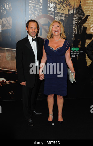 AMANDA REDMAN & Gast SPECSAVERS CRIME-THRILLER AWARDS 2010 GROSVENOR HOUSE HOTEL LONDON ENGLAND 08 Oktober 2010 Stockfoto