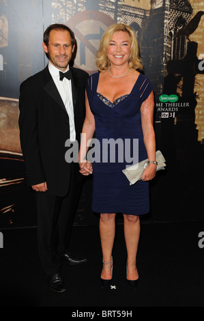 AMANDA REDMAN & Gast SPECSAVERS CRIME-THRILLER AWARDS 2010 GROSVENOR HOUSE HOTEL LONDON ENGLAND 08 Oktober 2010 Stockfoto