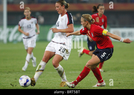 Abby Wambach der Vereinigten Staaten (20) in Aktion gegen Faye White von England (5) während einer 2007-Frauen WM Viertelfinale. Stockfoto