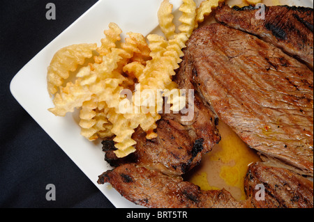 Detail-Aufnahme von gegrilltes Steak mit Pommes frites Stockfoto