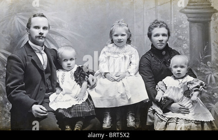 Viktorianische Familie Studioportrait von Vater-Mutter-Sohn und zwei Töchtern ca. 1898 Stockfoto