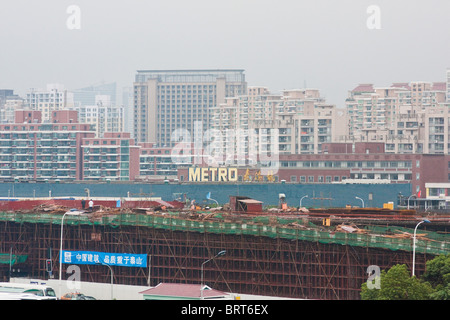Am Stadtrand von Shanghai, gesehen aus der Maglev-Zug-Verbindung mit dem Flughafen in Shanghai China. Stockfoto