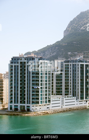 Neu errichtete Wohnblocks direkt auf Gibraltar Hafen Wasser gebaut. Stockfoto