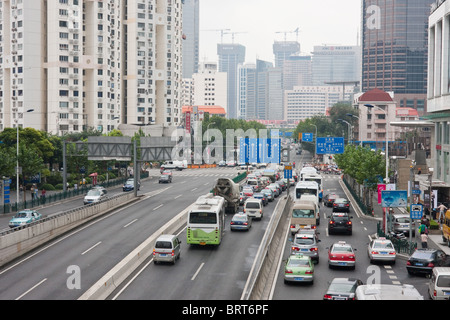 Breite Straßen mit Verkehrsstaus in Pudong, Shanghai China Stockfoto