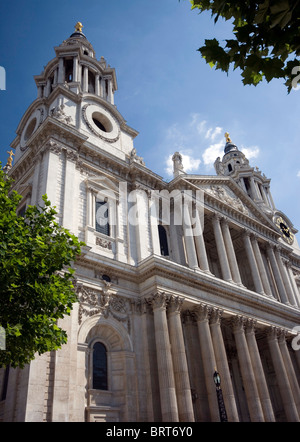 Blick auf St. Pauls Cathedral, London, England Stockfoto