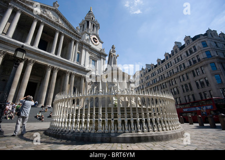 Weitwinkeleinstellung von Königin Victoria vor der St Pauls Cathedral Stockfoto