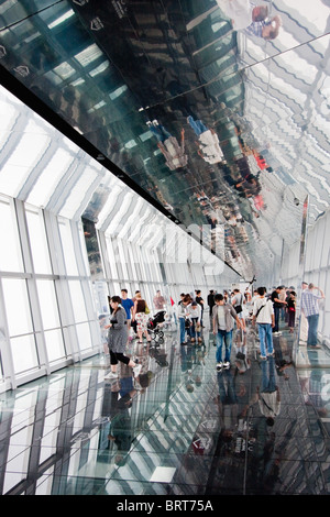 Visitors admire view from the observation deck of the Shanghai World Financial Centre in Shanghai China Stockfoto