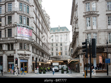 Weniger als eine Woche, bis das Hotel Savoy wird wiedereröffnet. Vans-Cluster in der Strand-Eingang Stockfoto