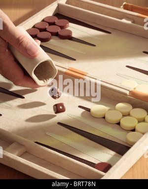 Backgammom, Würfeln auf einem Brett. Stockfoto