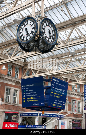 Angehaltenen Uhr – bekannt als ein Ort der Begegnung / Wahrzeichen – in der Bahnhofshalle / ticket Hall an der Waterloo Station, London, England, UK. Stockfoto