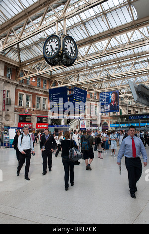 Angehaltenen Uhr – bekannt als ein Ort der Begegnung / Wahrzeichen – in der Bahnhofshalle / ticket Hall an der Waterloo Station, London, England, UK. Stockfoto